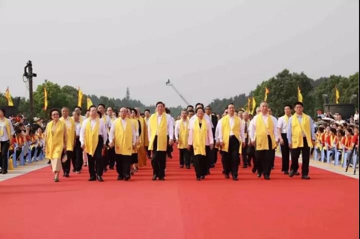 程力批量環(huán)衛(wèi)車(chē)助力“2018世界華人尋根節(jié)“環(huán)衛(wèi)清潔，為中國(guó)專(zhuān)汽之都增添榮耀受到社會(huì)各界廣泛贊譽(yù)