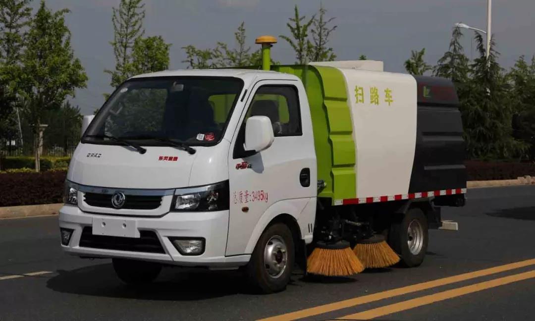 程力批量環(huán)衛(wèi)車(chē)助力“2018世界華人尋根節(jié)“環(huán)衛(wèi)清潔，為中國(guó)專(zhuān)汽之都增添榮耀受到社會(huì)各界廣泛贊譽(yù)