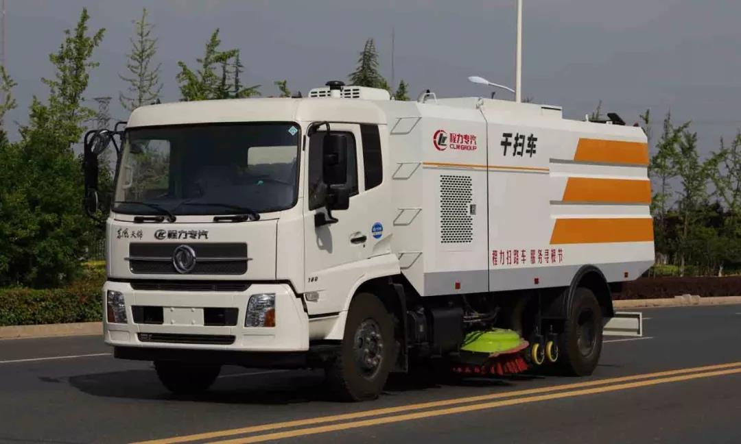 程力批量環(huán)衛(wèi)車(chē)助力“2018世界華人尋根節(jié)“環(huán)衛(wèi)清潔，為中國(guó)專(zhuān)汽之都增添榮耀受到社會(huì)各界廣泛贊譽(yù)